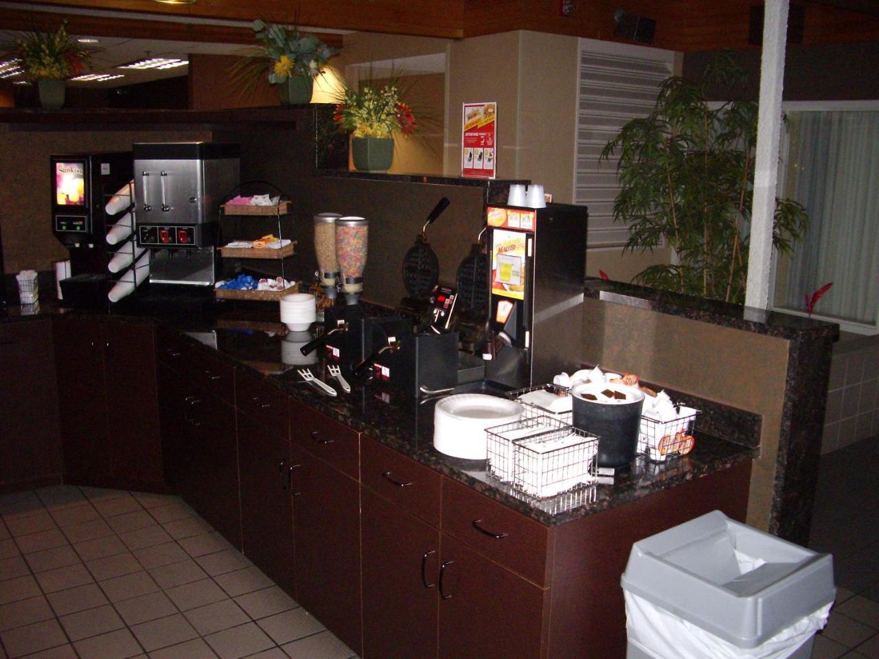 C'Mon Inn & Suites Фарго Экстерьер фото